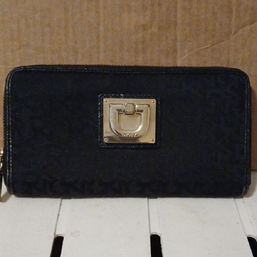 DKNY Elegant Black Wallet with Gold Hardware